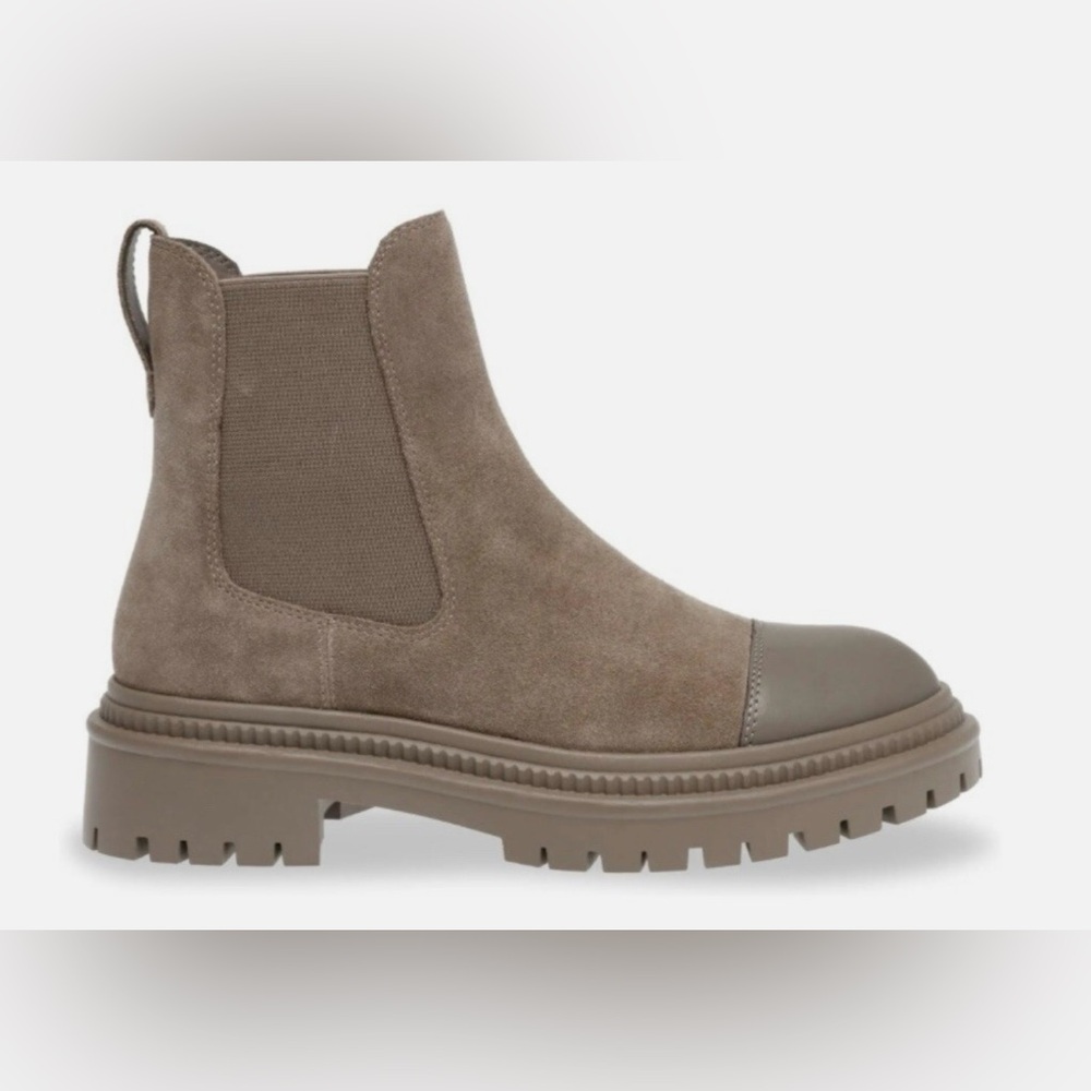 NWOB Steve Madden Mayslie Ankle Chelsea Boots